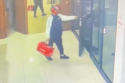 Kurye kılığıyla girdiler, silahla alıkoydular... Özel Harekat kapıları koçbaşıyla kırdı