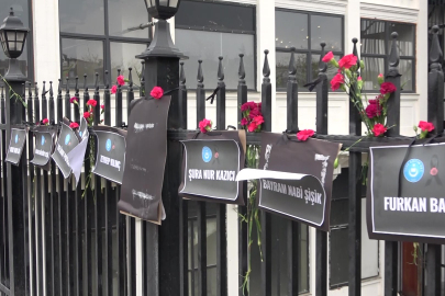 Bursa'da Setbaşı Köprüsü karanfillerle donatıldı