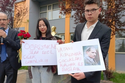 Öğretmen ve öğrenciler çiçeklerle karşılandı