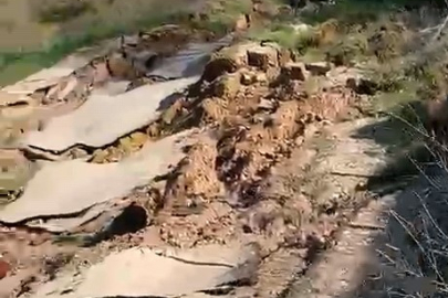 Bursa'da meydana gelen heyelan yolu parçalara ayırdı