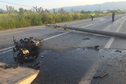 Devrilen direğe motosiklet çarptı