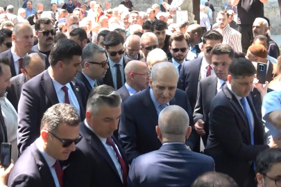 Numan Kurtulmuş cuma namazında Ulu Cami’de vatandaşlarla saf tuttu