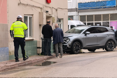 Otomobil ile çarpışan cip eve girdi