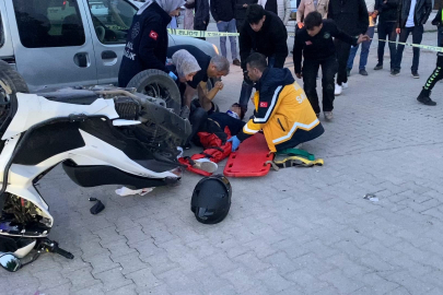 Hafif ticari araçla çarpışan motosikletteki 2 kişi yaralandı