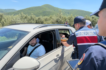Jandarmadan durdurduğu sürücülere ceza yerine çikolata