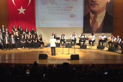 Şifa veren eller, Türk halk müziği konseriyle mest etti