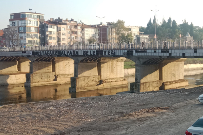 Köprüdeki dökülmüş yazı Mustafakemalpaşa'da bakımsızlığın sembolü oldu