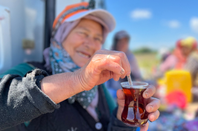 Tarlada yoruluyorlar odun ateşinde matarada çayla dinleniyorlar