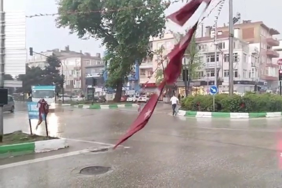 Duyarlı vatandaşlar sele rağmen yırtılan Türk Bayrağını yerden kaldırdı