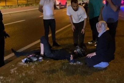 Devrilen motosikletten düşen genç yaralandı, annesi yanından ayrılmadı