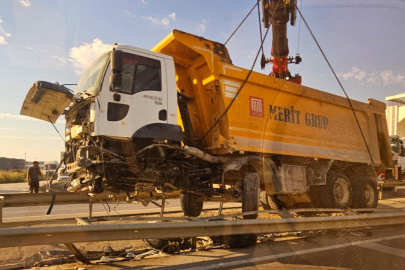 Hafriyat kamyonu refüje girdi, trafik felç oldu