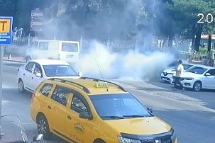 Bursa’nın Tarihi Bölgesinde Araç Yangını: Taksiciler Alevlere Koştu