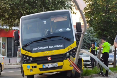 Bursa’da Halk Otobüsü Direğe Çarptı: Kaza Kamerada