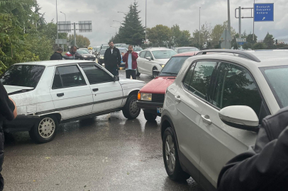 İnegöl’de 3 otomobil birbirine girdi: 2 yaralı
