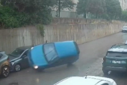 Bursa’da otomobil park halindeki araçlara çarpıp ters döndü: 3 yaralı