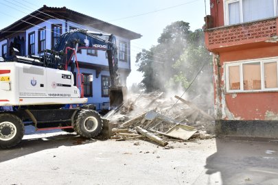 Yenişehir’de metruk binalar tek tek yıkılıyor