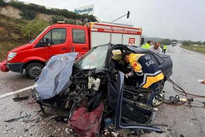 Bursa-Yalova yolunda korkutan kaza: Sürücü araçta sıkıştı, 2 yaralı
