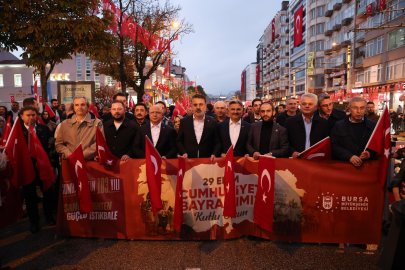 Bursa'da Cumhuriyet coşkusu yağmur dinlemedi! Binlerce kişi tek yürek oldu