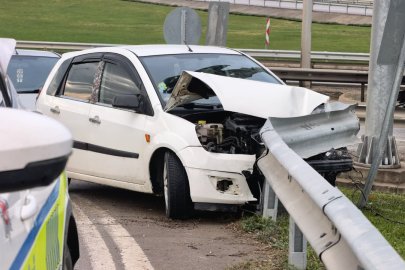 Otomobil Bariyerlere Çarptı: 1 Yaralı    