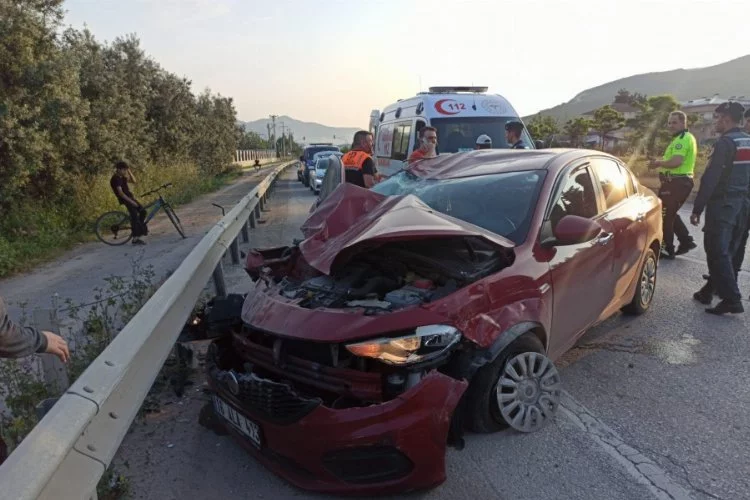 Bursa Gedelek kavşağında trafik kazası:Otomobil bariyerlere böyle çarptı