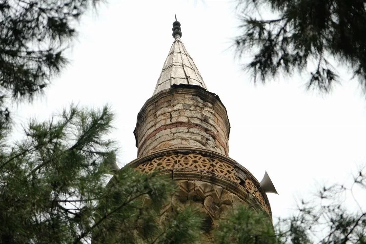 500 yıllık caminin yıpranan minaresi korkutuyor