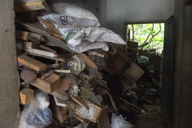 70 yaşındaki kadının bu evinden kamyon  kamyon çöp çıktı