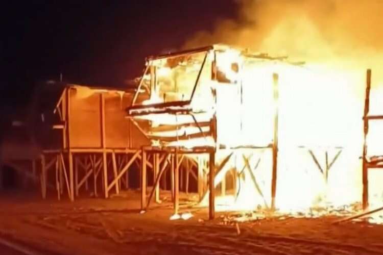 Antalya’da otellere komşu denize sıfır çardaklarda yangın