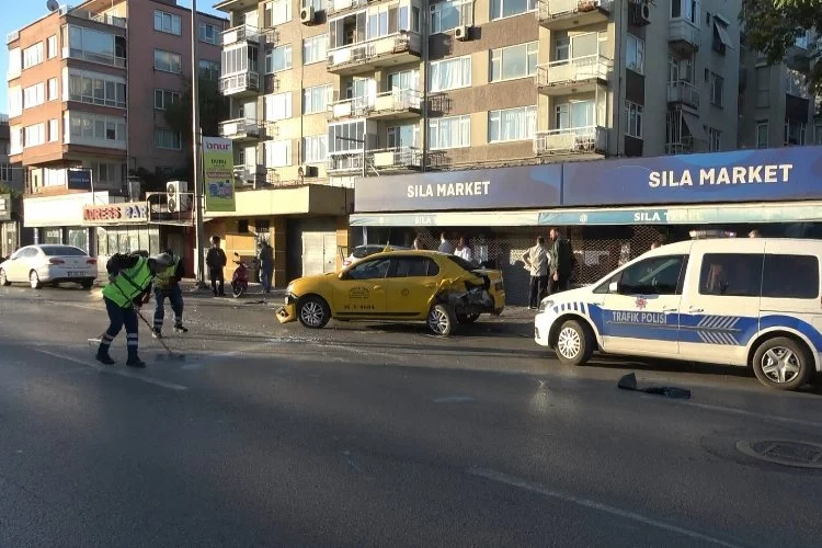 Bursa’da kaza!Araçlardan biri markete daldı