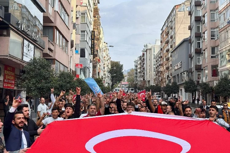 Bursa'da anlamlı etkinlik! Kırmızı beyaza bürüdüler