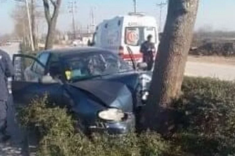 Bursa'nın o ilçesinde feci kaza! Otomobil ağaca çarptı