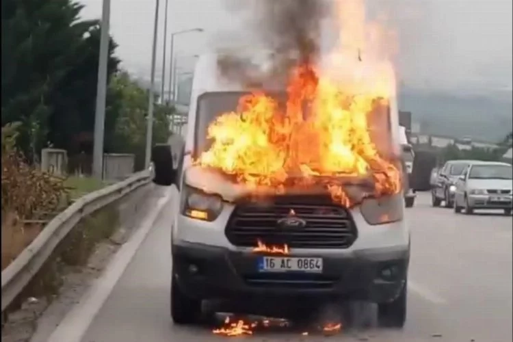 Bursa'da servis minibüsü alev alev yandı!İşte o anlar kamerada