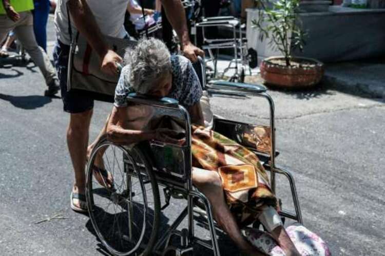 Balıklı Rum Hastanesi'nde çıkan yangında yaşlı hastalar tahliye edildi