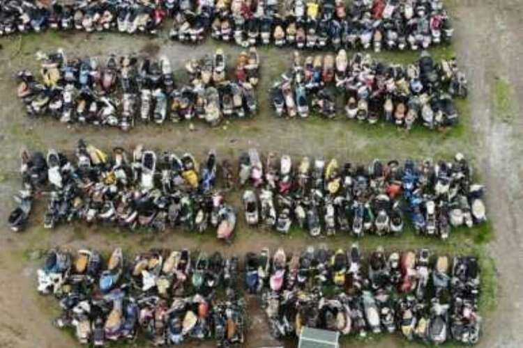 Binlerce motosiklet, yüzlerce tekne çürümeye terk edildi