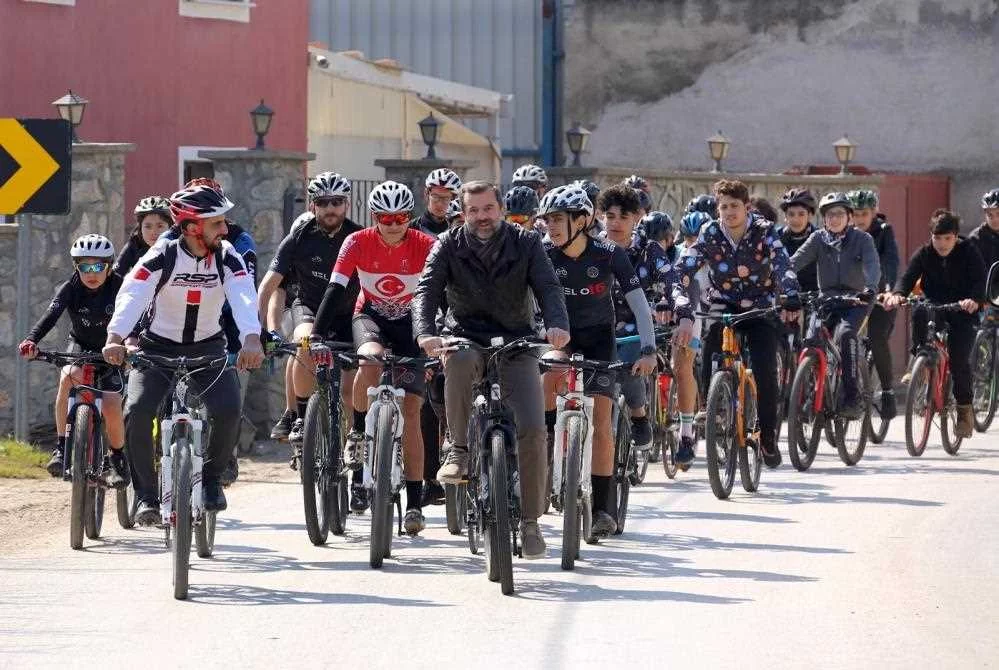 Bisikletçiler sağlıklı yaşam için Gürsu’da pedal bastı