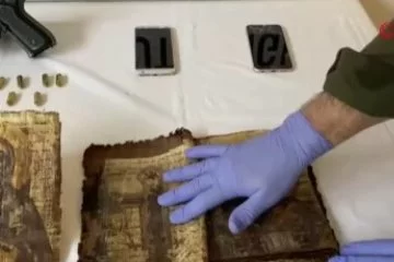 Böylesi hiç görülmedi: Ceylan derisine yazılı 2 bin yıllık İncil ele geçirildi