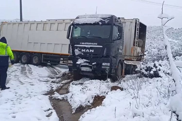 Bursa'da kar yağışı sonrası tırlar yolda kaldı