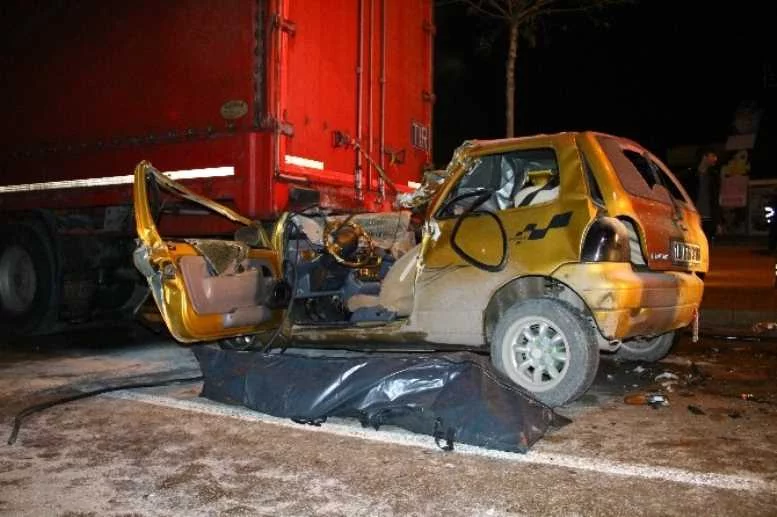 Bursa’da Otomobil Tır’ın Altına Girdi: 1 Ölü 1 Yaralı