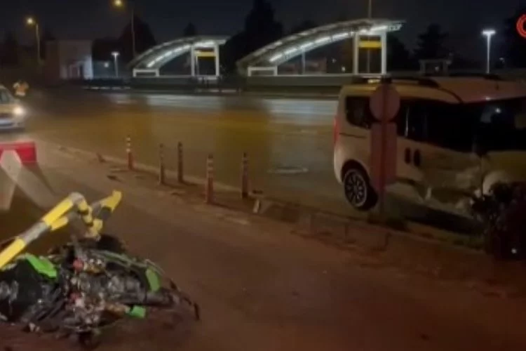 Bursa’da otomobilin çarptığı lüks motosiklet hurdaya döndü, sürücü yaralandı