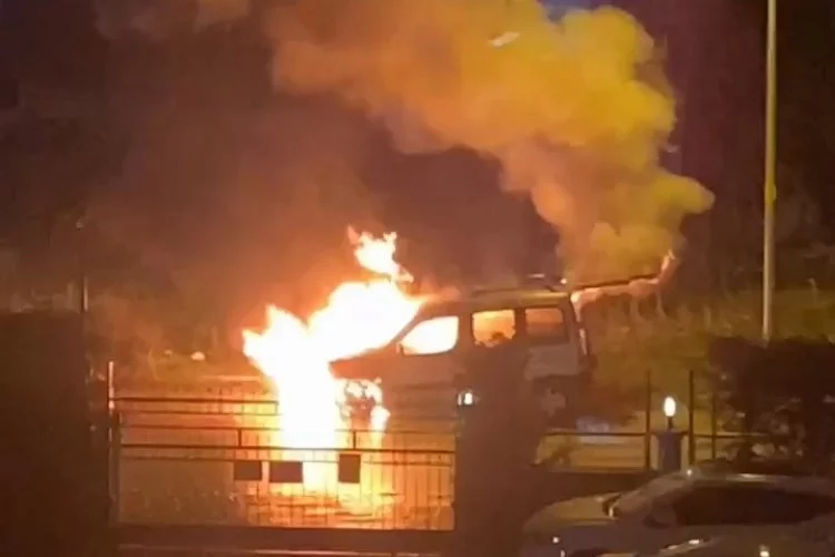 Bursa'da park halindeki hafif ticari araç alev alev yandı