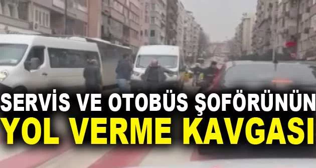 Bursa'da servis ve otobüs şoförünün yol verme kavgası kameralarda