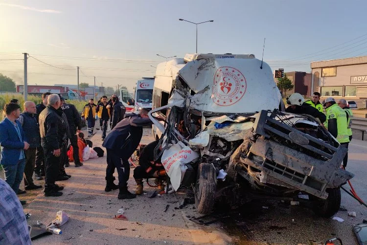 Bursa'da sporcuları taşıyan servis minibüsü hafriyat kamyonuna çarptı!1 ölü, 16 yaralı