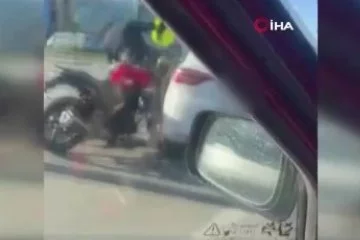 Bursa'da yol kavgası kamerada...Motosiklet sürücüsünü kaskıyla dövdü