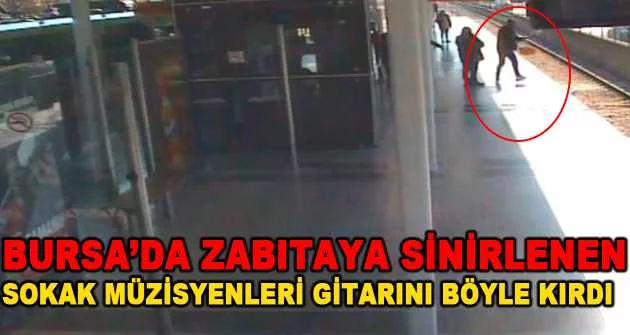 Bursa'da zabıtaya sinirlenen sokak müzisyenleri gitarını böyle kırdı