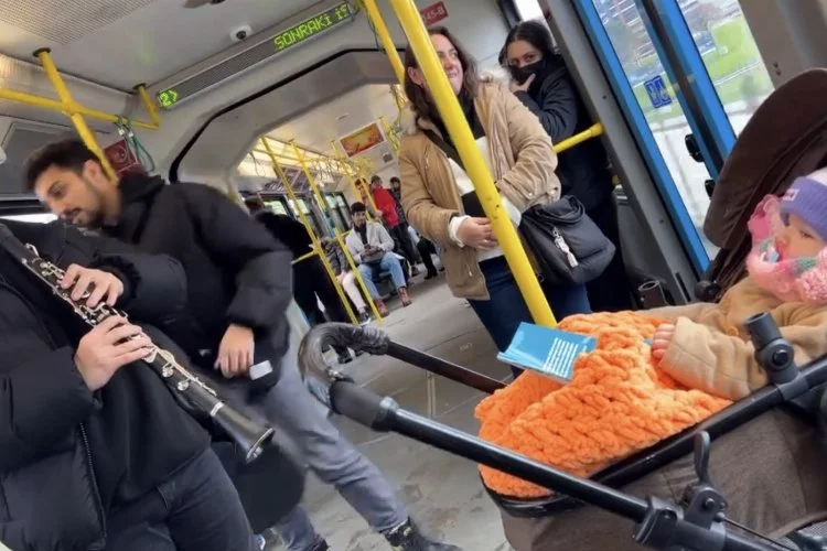 Bursa Metrosu'nda ağlayan bebeği klarnet ile uyuttular