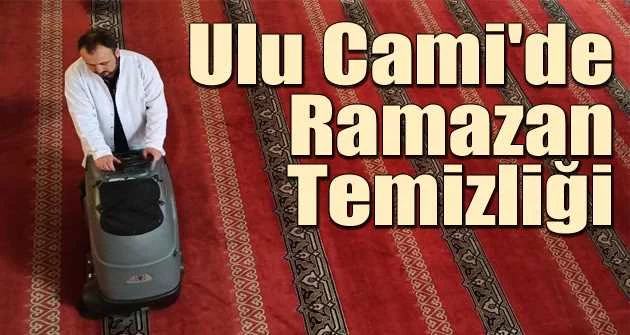 Bursa Ulu Cami'de Ramazan temizliği