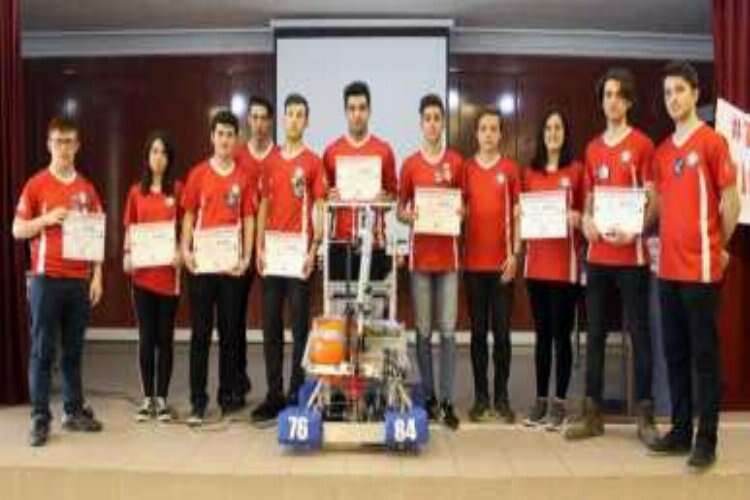  Bursalı öğrenciler uluslararası robot yarışmasından ödülle döndü 