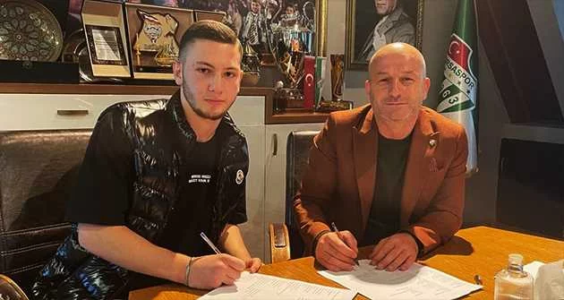 Bursaspor, Şamilcan Bahçeli’yle profesyonel sözleşme imzaladı