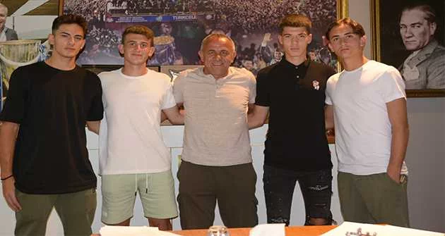 Bursaspor Kulübü, 4 altyapı futbolcusuna profesyonel imza attırdı