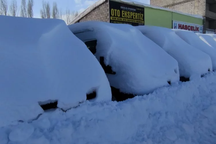 Çaldıran’da kar kalınlığı 47 santimetreyi buldu, araçlar kara gömüldü