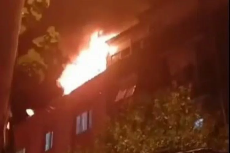 Çatı katı alev alev yandı, mahalleli sokağa döküldü